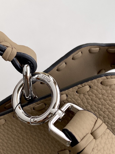 フェンディバッグ着用イメージ